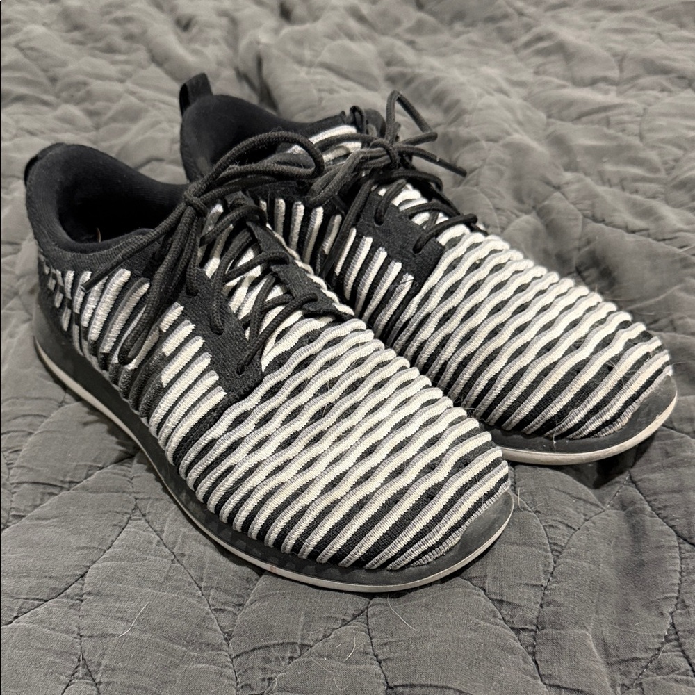 Stylish Black and White Women’s Nike Sneakers